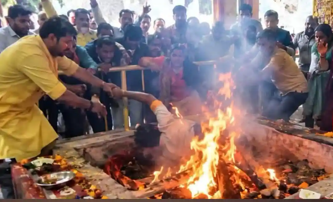 हवन के दौरान कुंड में गिरा श्रद्धालु, झुलसा