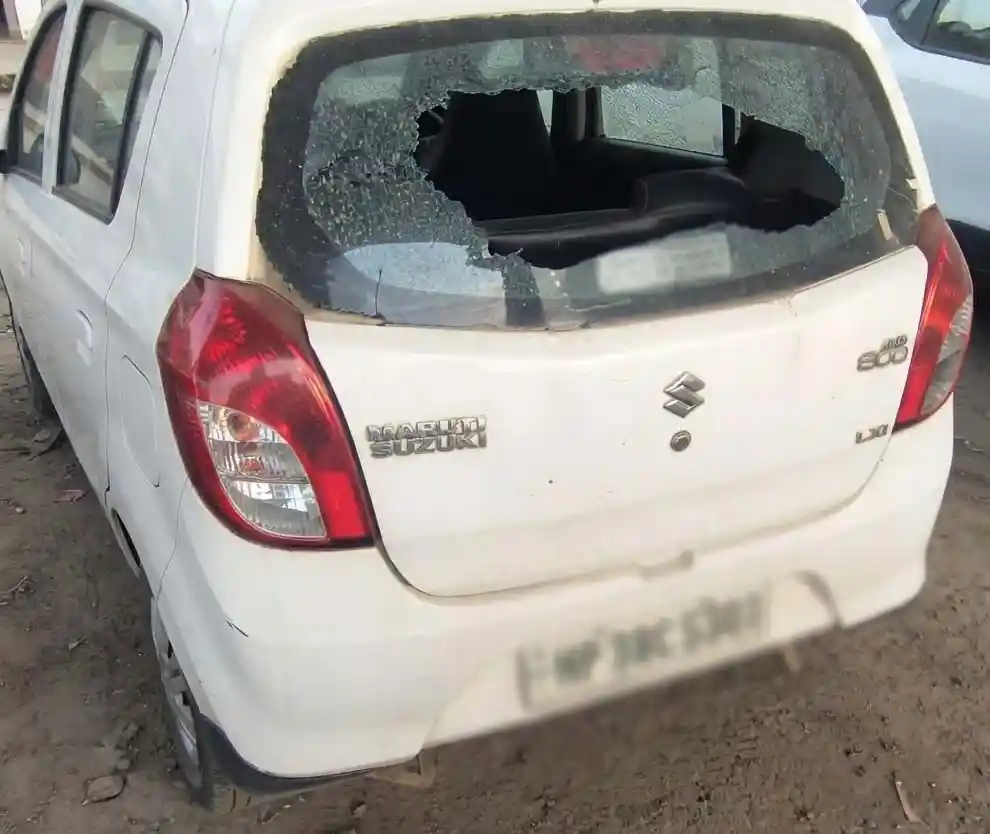 जसूर फ्लाईओवर हादसा - निर्माणधीन पुल से गिरा पत्थर, कार का शीशा टूटा