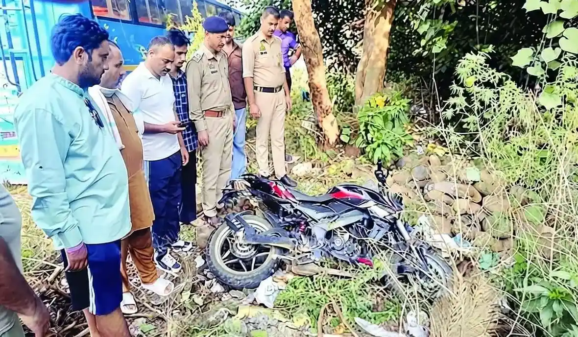 रैहन में दर्दनाक हादसा, पेड़ से टकराई बाइक :  रात के अंधेरे में झाड़ियों में पड़े रहे तीन युवक, एक की मौत