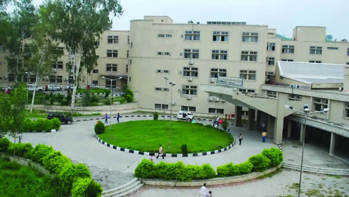 टांडा मेडिकल कॉलेज में दर्दनाक हादसा: युवती ने चौथी मंजिल से लगाई छलांग, मौत