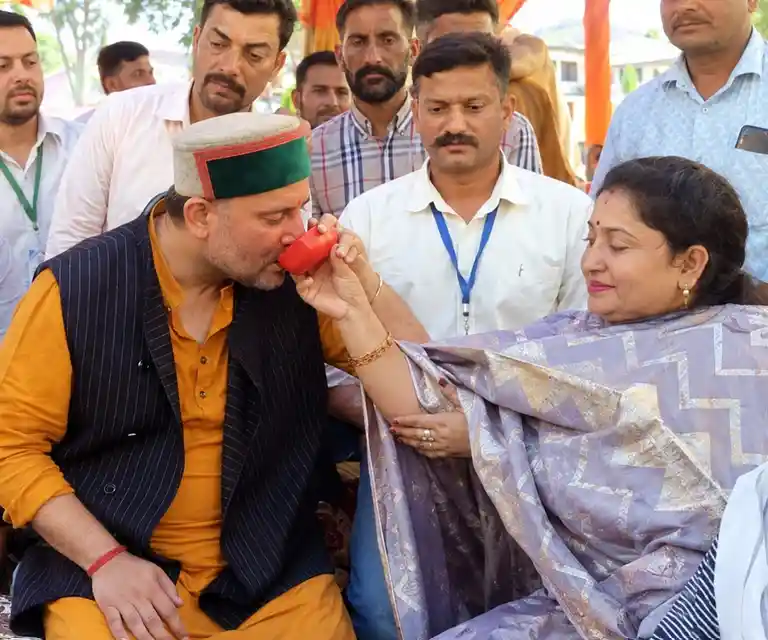 नूरपुर में एसडीएम और सिविल अस्पताल के लिखित आश्वासन के बाद अकिल बख्शी ने तोड़ी अनिश्चितकालीन भूख हड़ताल