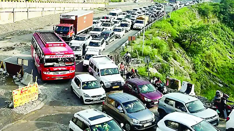 आस्था का सैलाब, बदहाल सडक़ का जाल; कांगड़ा में घंटों जाम से भक्त बेहाल
